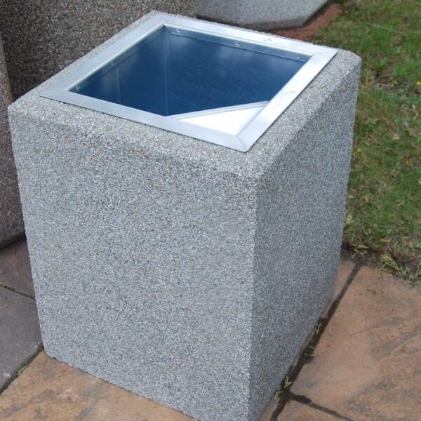 Betona atkritumu kaste su spainīti ir pelnutrauks 146h60